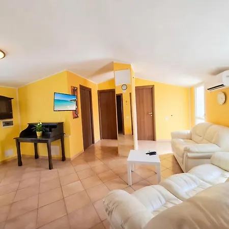 Διαμέρισμα In The Center With Terrace 4km From The Sea